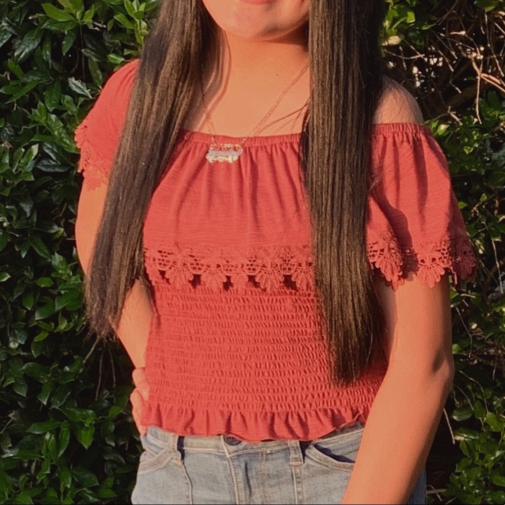 Off the shoulders crop top!!